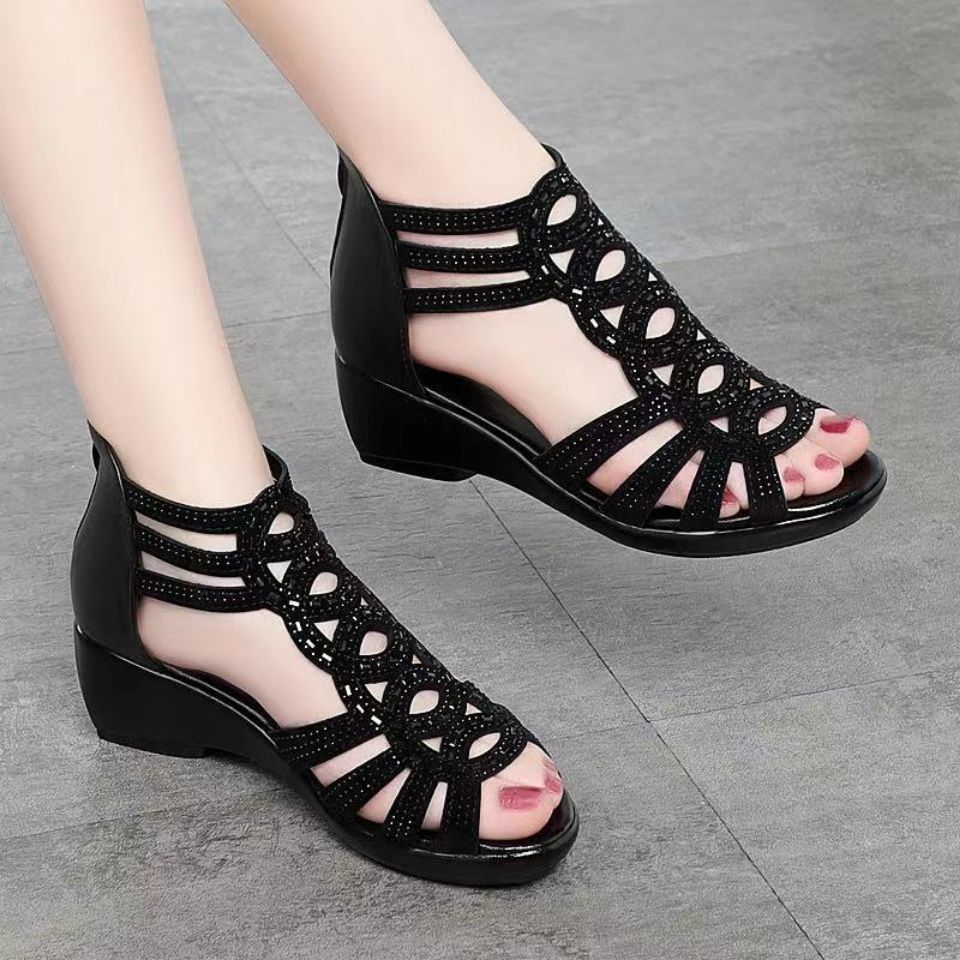 Sandalias con diamantes de imitación y forma de boca de pez
