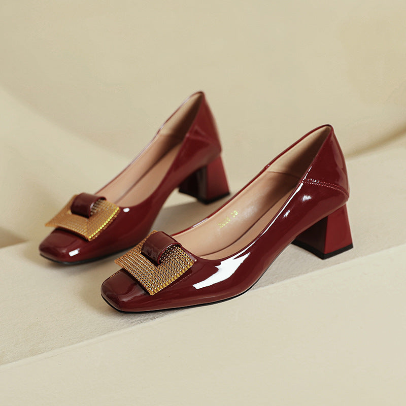 Tacones de charol con punta cuadrada