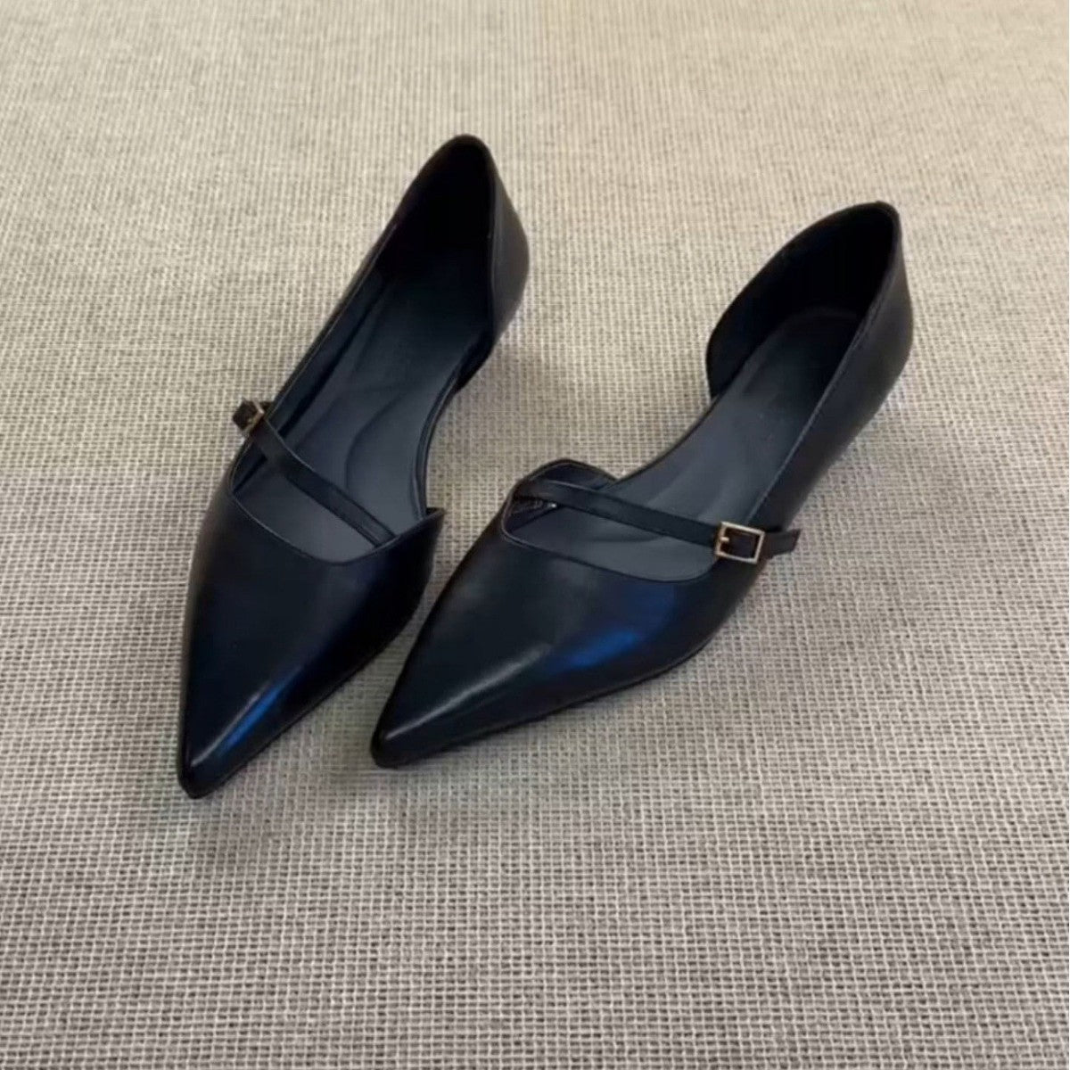 Zapatos de piel cómodos con correa en el empeine