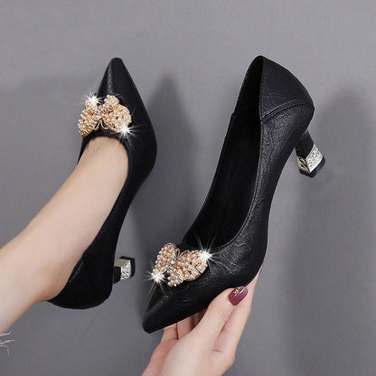 Tacones altos con lazo de diamantes