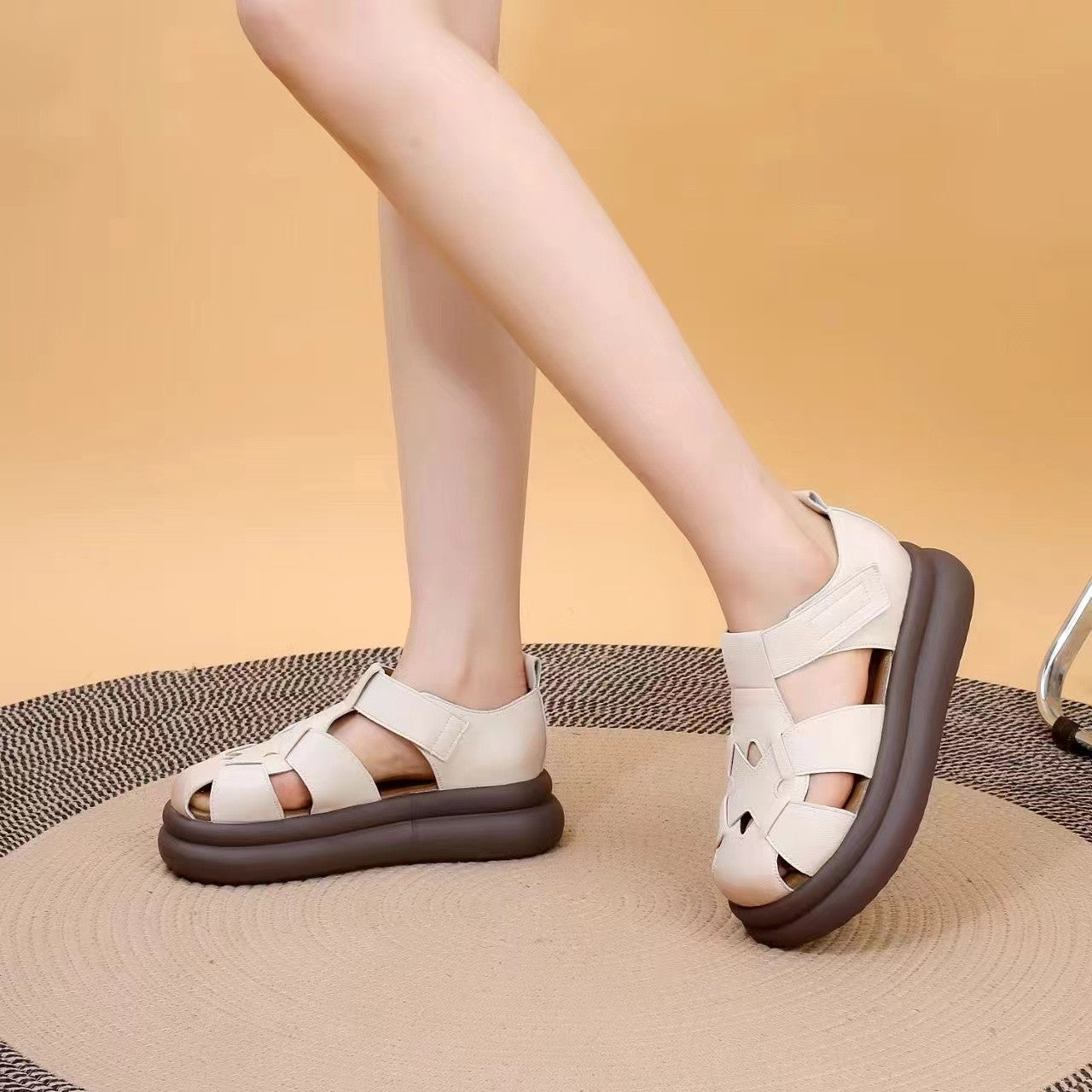 Sandalias romanas de suela gruesa y punta cerrada