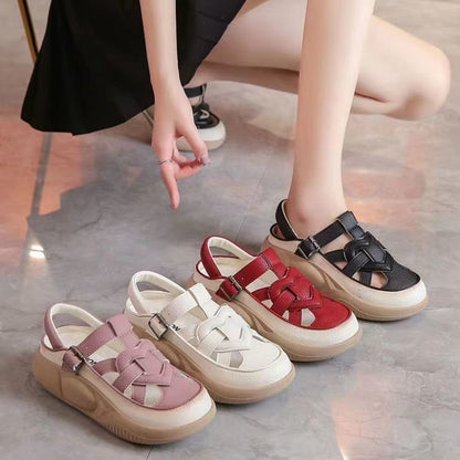 Sandalias con forma de corazón hueco