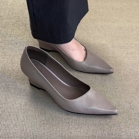 Zapatos de piel de punta afilada con tacón de cuña y estilo minimalista
