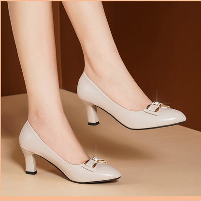 Zapatos de vestir con pedrería y tacón medio