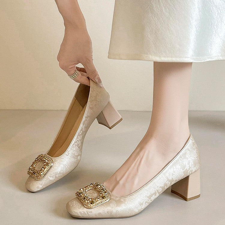 Zapatos de tacón grueso con hebilla cuadrada y pedrería