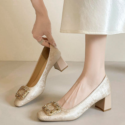 Zapatos de tacón grueso con hebilla cuadrada y pedrería