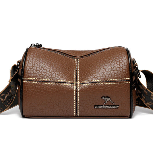 Bolso tipo almohada de piel con correa ancha