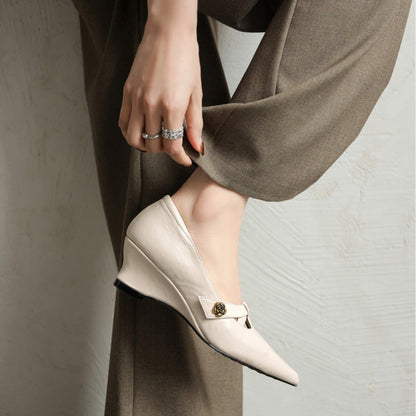 Nuevos zapatos de piel de punta afilada con tacón de cuña