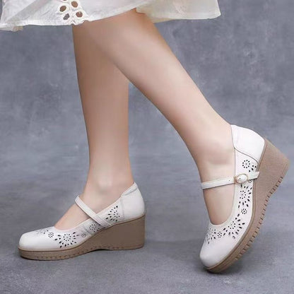 Zapatos de cuero con cuña y agujeros huecos