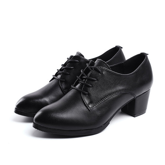 Zapatos de piel con cordones y tacones gruesos