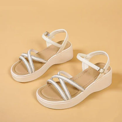 Sandalias de plataforma con pedrería y estilo moderno