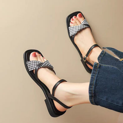 Sandalias planas de diseño sencillo para verano
