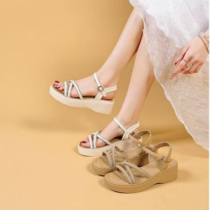 Sandalias de plataforma con pedrería y estilo moderno