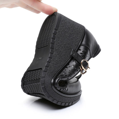 Zapatos de cuero con cuña y agujeros huecos
