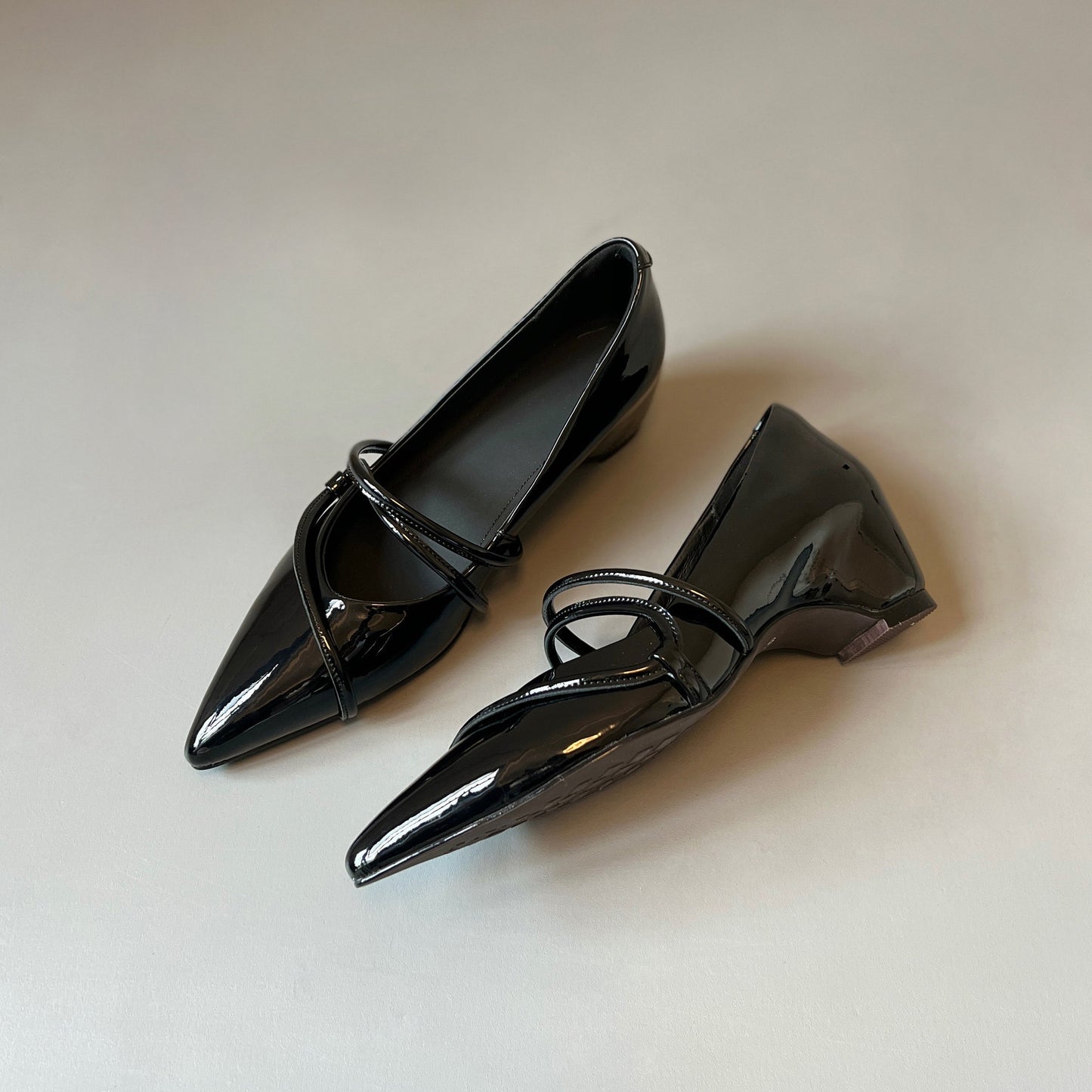 Zapatos de piel con punta afilada, estilo francés y plataforma oculta
