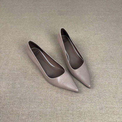Zapatos de piel de punta afilada con tacón de cuña y estilo minimalista