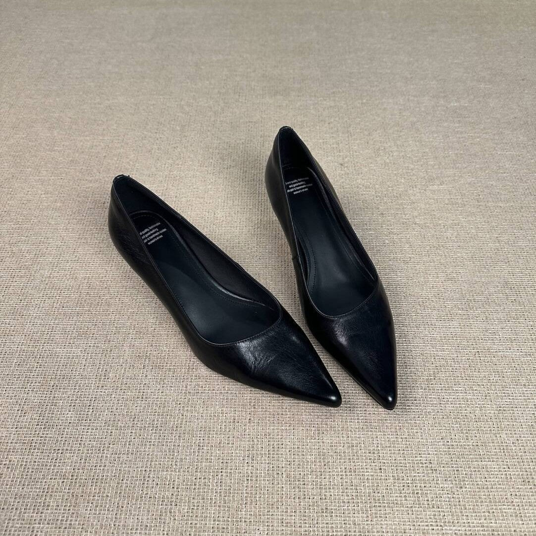 Zapatos de piel de punta afilada con tacón de cuña y estilo minimalista