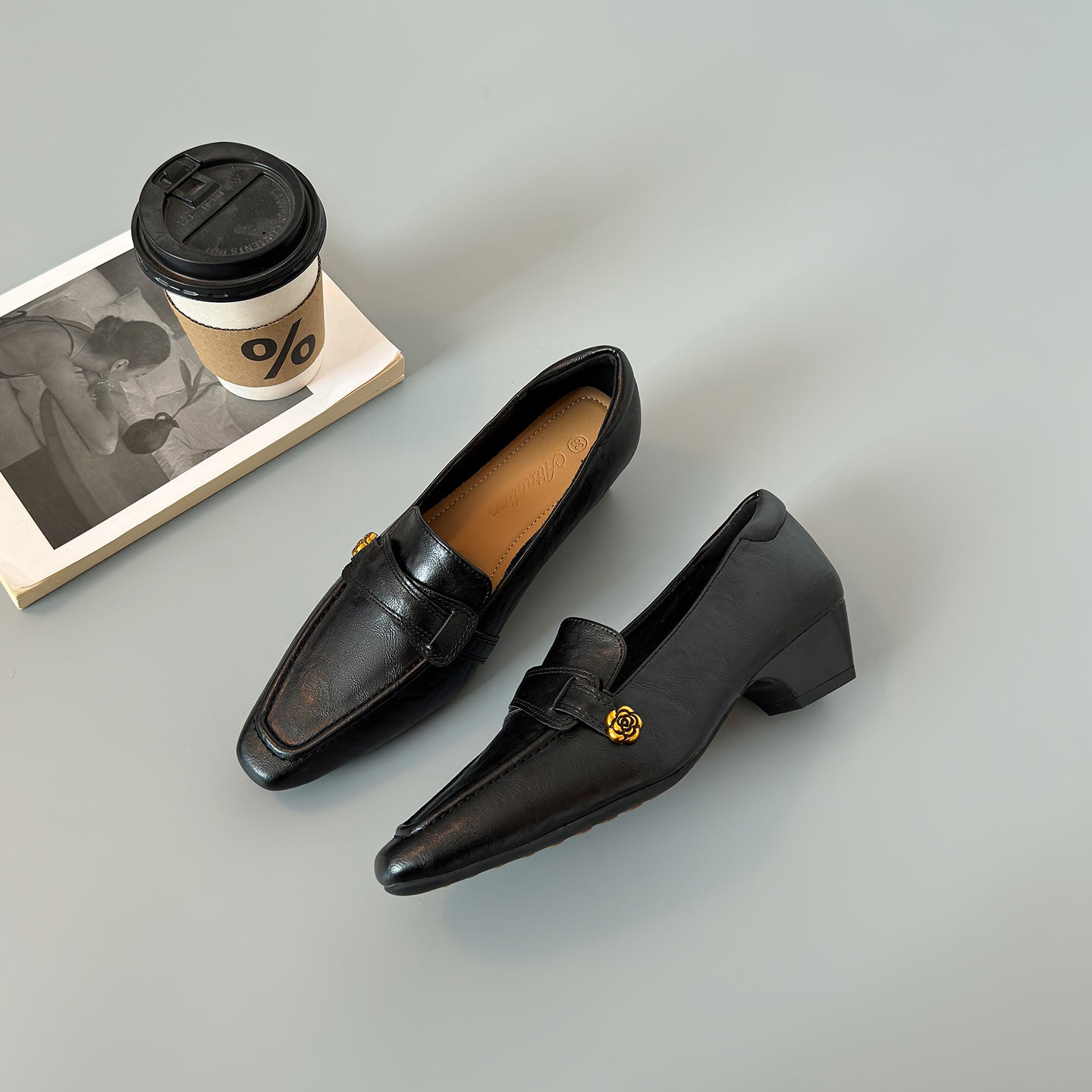 Zapatos de piel de tacón medio con punta cuadrada y estilo elegante