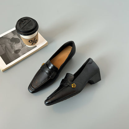 Zapatos de piel de tacón medio con punta cuadrada y estilo elegante