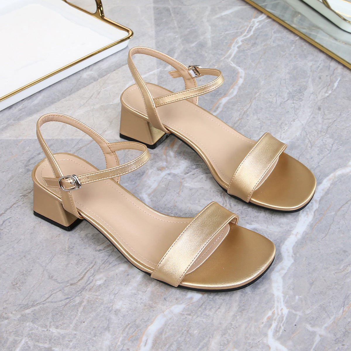 Sandalias de una tira de diseño sencillo