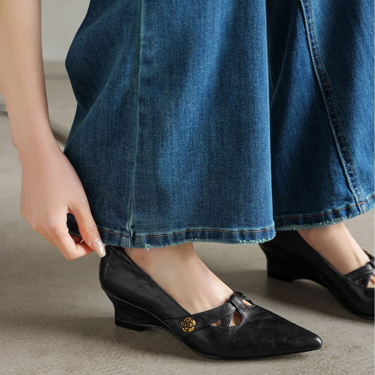 Nuevos zapatos de piel de punta afilada con tacón de cuña