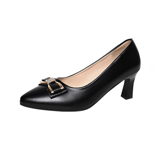 Zapatos de vestir con pedrería y tacón medio