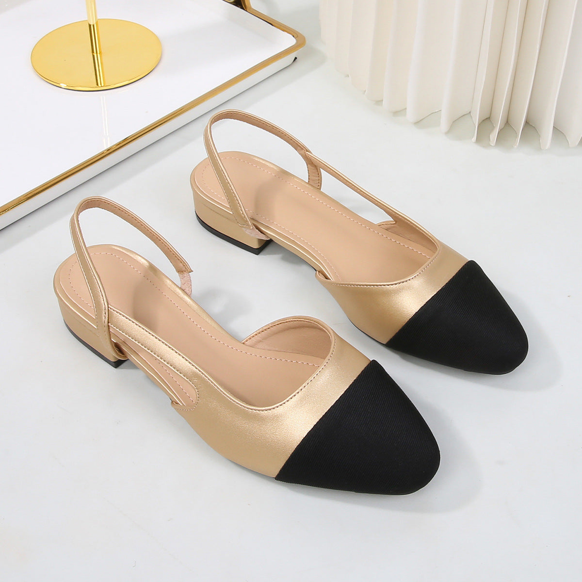 Sandalias de piel suave en dos tonos con tacón bajo