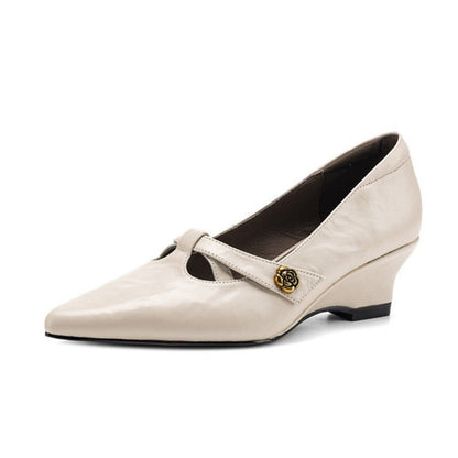 Nuevos zapatos de piel de punta afilada con tacón de cuña