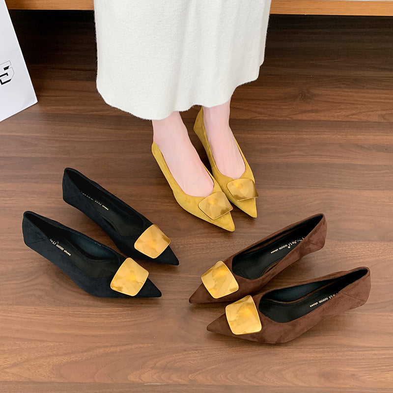 Zapatos de tacón bajo con punta afilada y estilo elegante