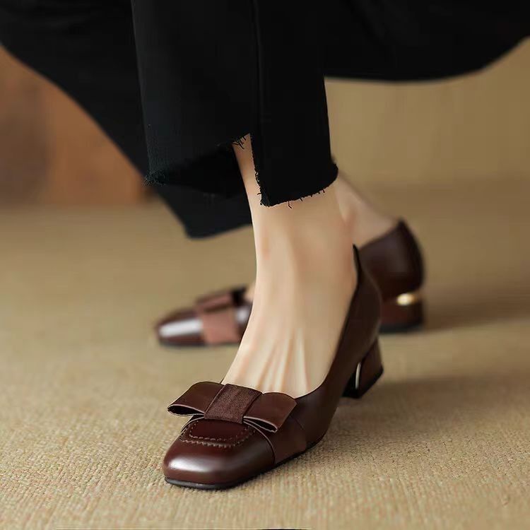 Zapatos de piel con tacón grueso y estilo retro