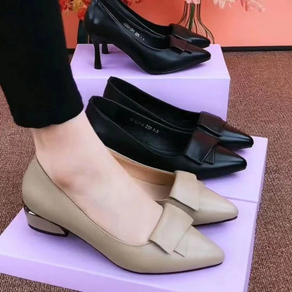 Zapatos de mujer de tacón bajo de moda.