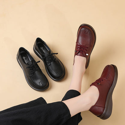 Zapatos de piel con tiras y costuras.