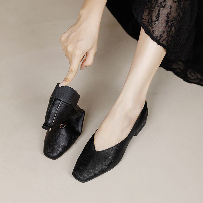 Zapatos casuales de piel con bordado elegante