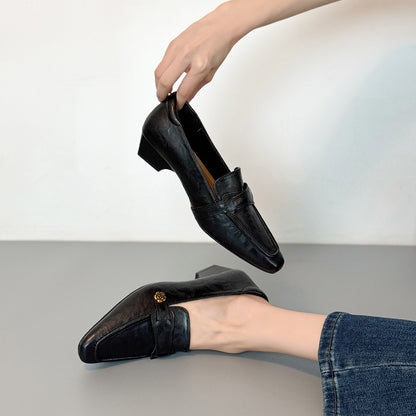 Zapatos de piel de tacón medio con punta cuadrada y estilo elegante