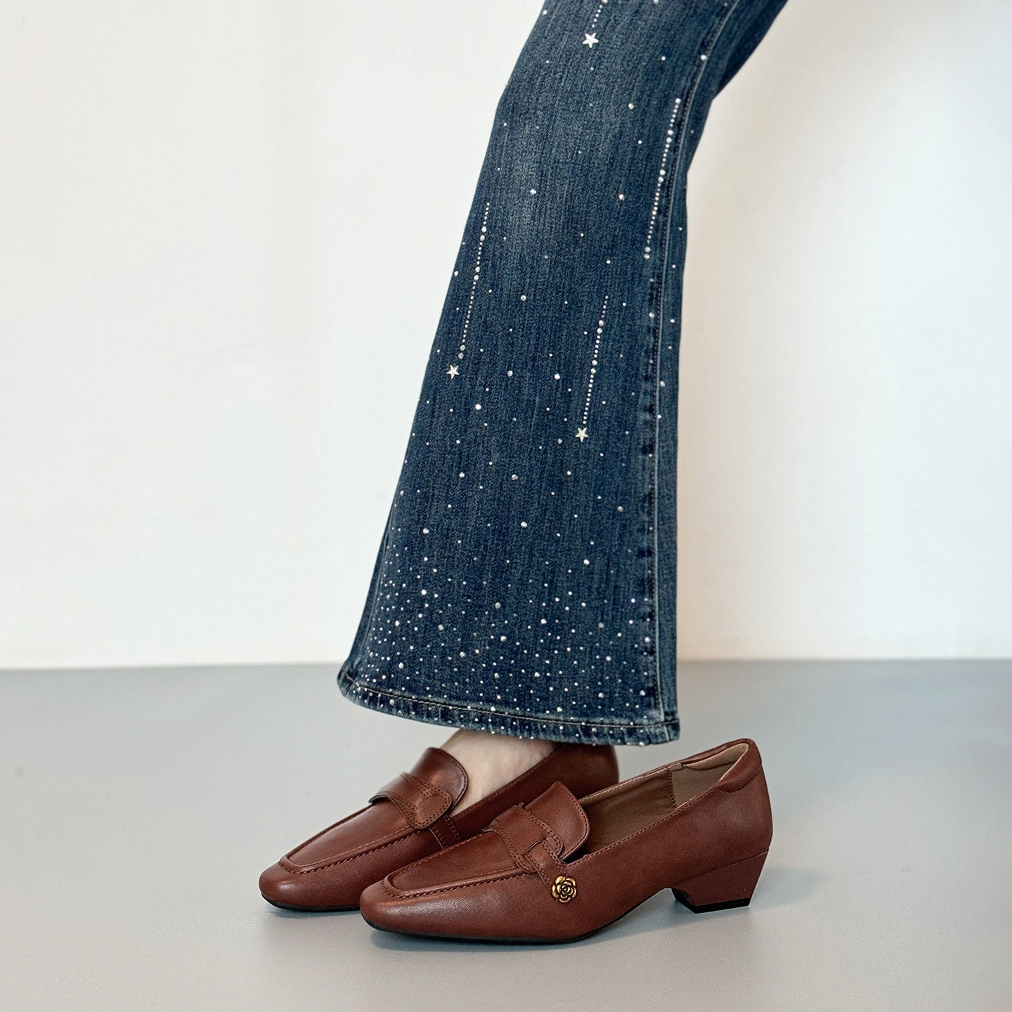 Zapatos de piel de tacón medio con punta cuadrada y estilo elegante