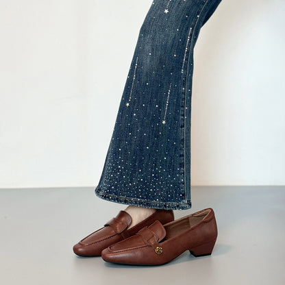 Zapatos de piel de tacón medio con punta cuadrada y estilo elegante