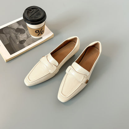 Zapatos de piel de tacón medio con punta cuadrada y estilo elegante