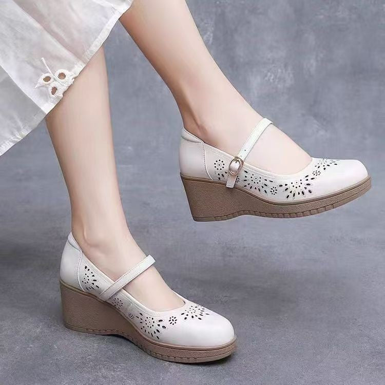 Zapatos de cuero con cuña y agujeros huecos