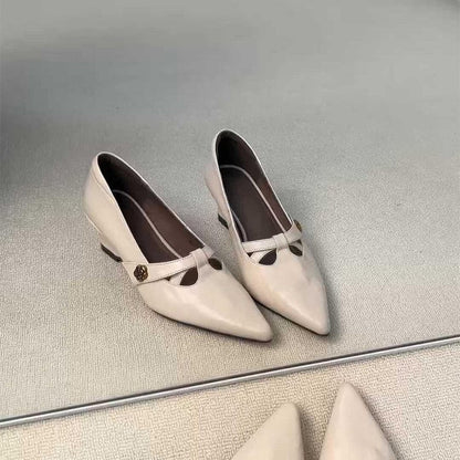 Nuevos zapatos de piel de punta afilada con tacón de cuña