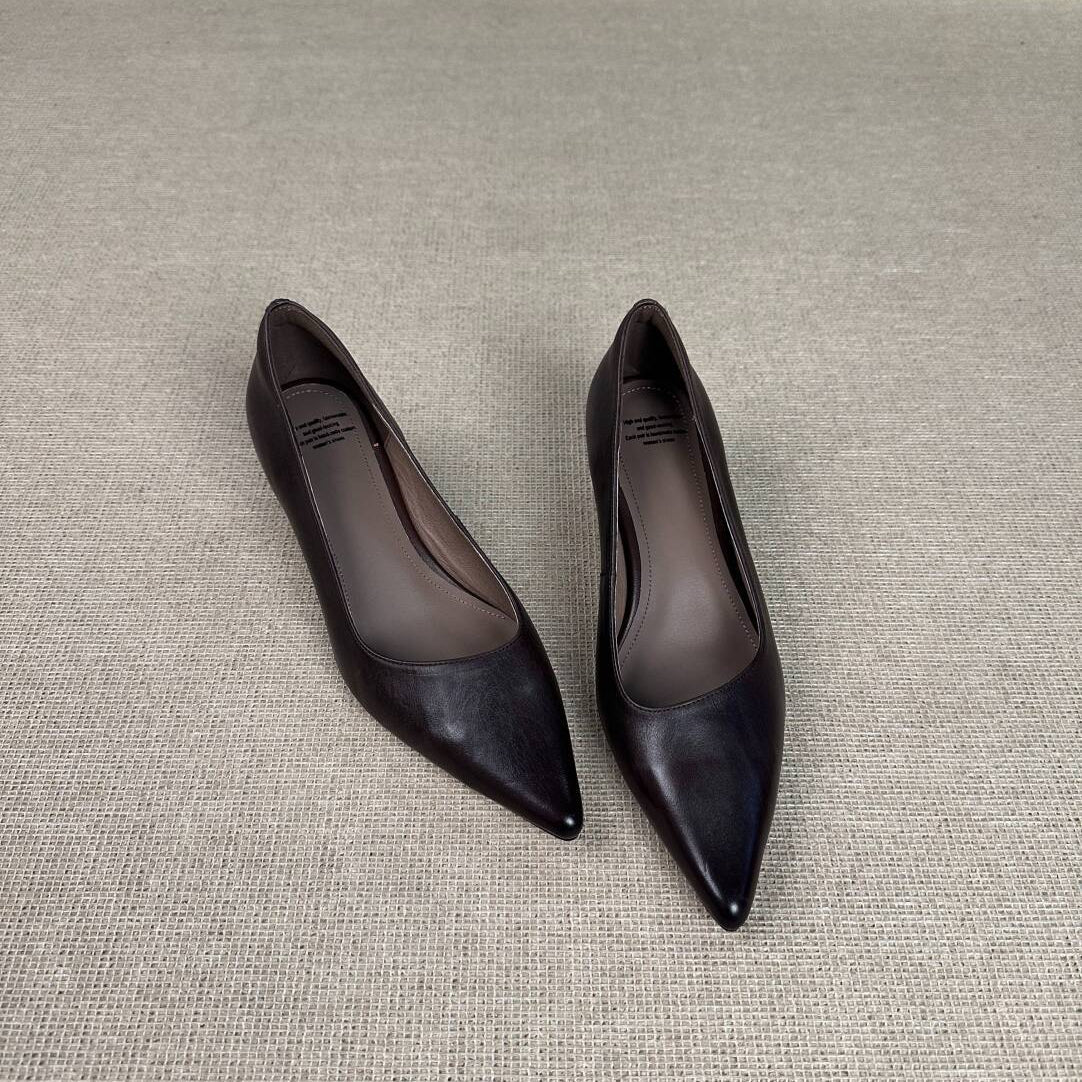 Zapatos de piel de punta afilada con tacón de cuña y estilo minimalista