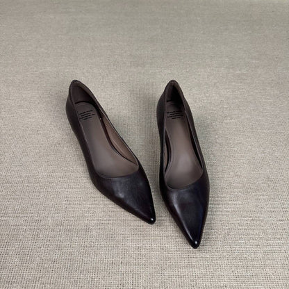 Zapatos de piel de punta afilada con tacón de cuña y estilo minimalista