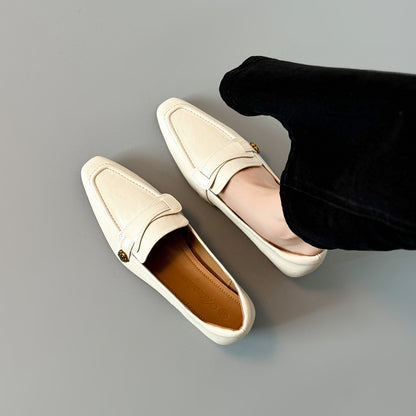 Zapatos de piel de tacón medio con punta cuadrada y estilo elegante