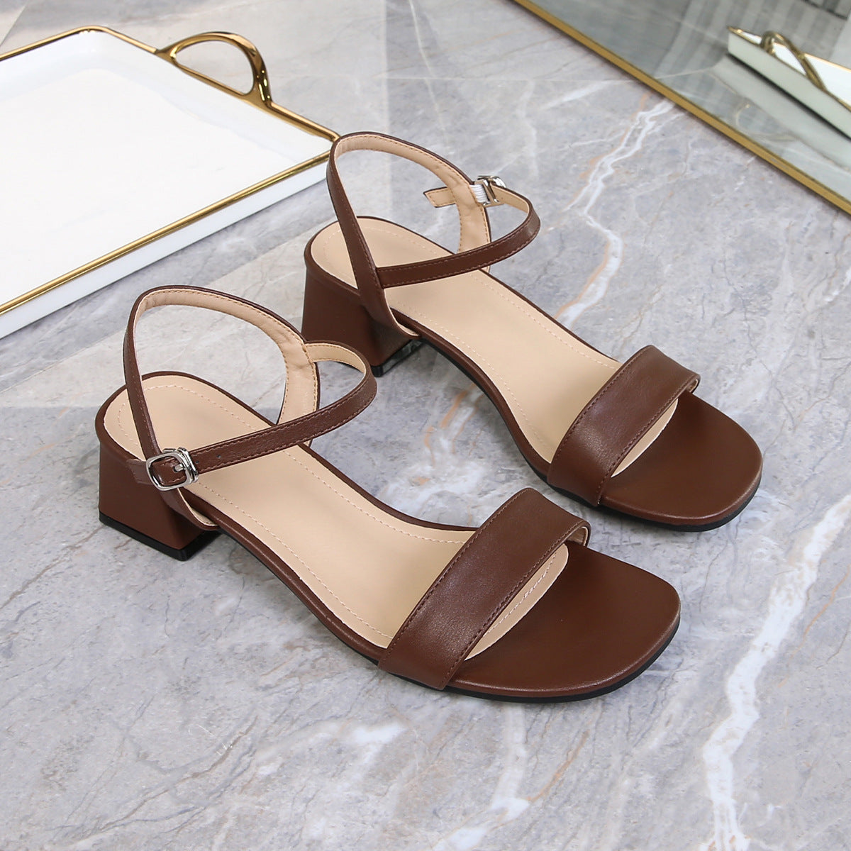 Sandalias de una tira de diseño sencillo