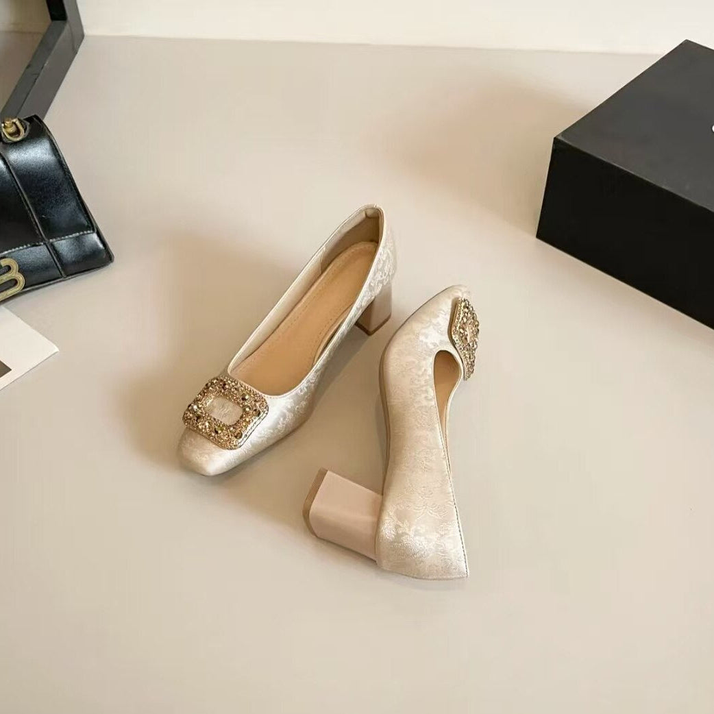 Zapatos de tacón grueso con hebilla cuadrada y pedrería