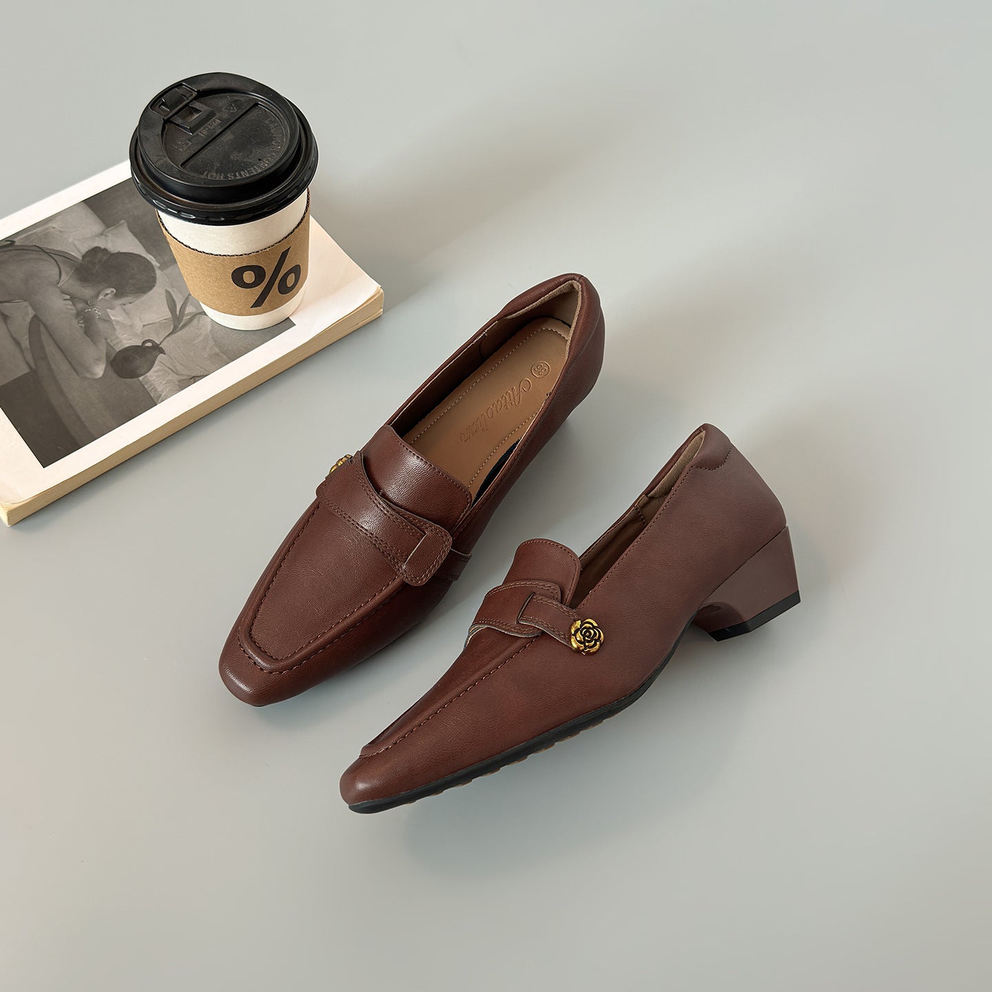 Zapatos de piel de tacón medio con punta cuadrada y estilo elegante