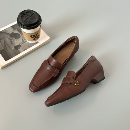Zapatos de piel de tacón medio con punta cuadrada y estilo elegante