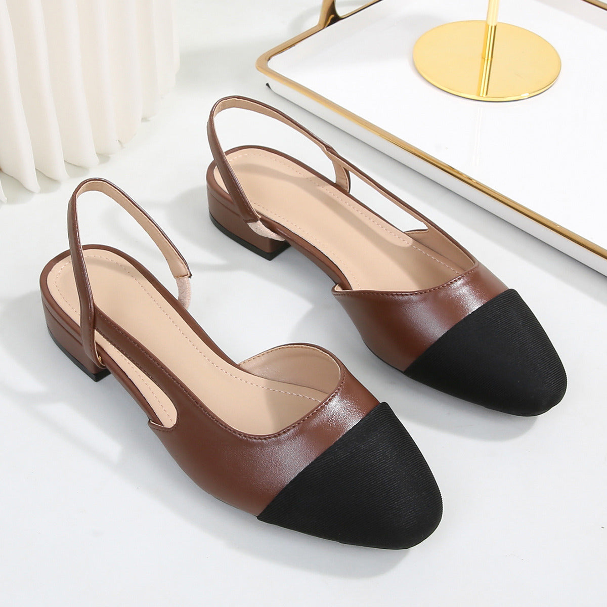 Sandalias de piel suave en dos tonos con tacón bajo