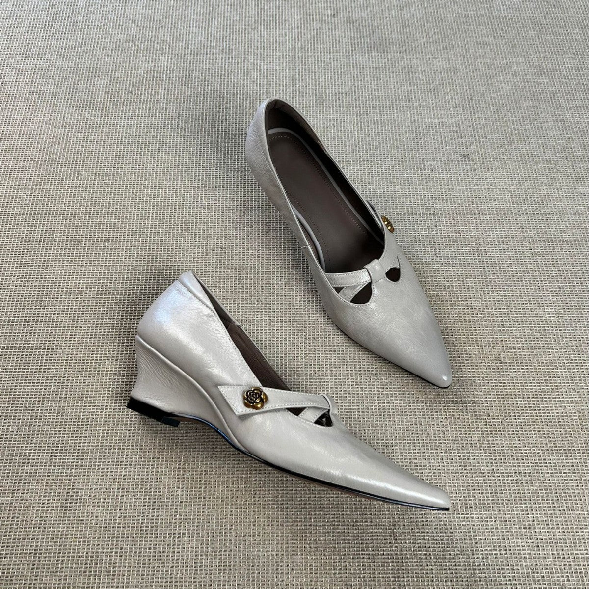 Nuevos zapatos de piel de punta afilada con tacón de cuña
