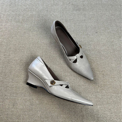Nuevos zapatos de piel de punta afilada con tacón de cuña