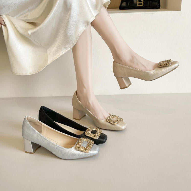 Zapatos de tacón grueso con hebilla cuadrada y pedrería
